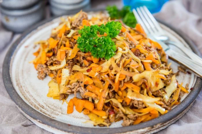 Vitkål, morötter och nötfärs